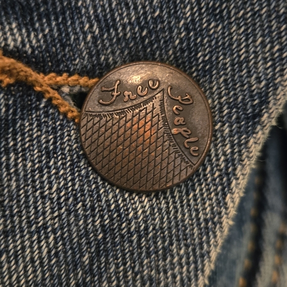 Free People Woman's Sweater Sleeve Distressed Jean Jacket Size Med Cropped EUC - Picture 7 of 16